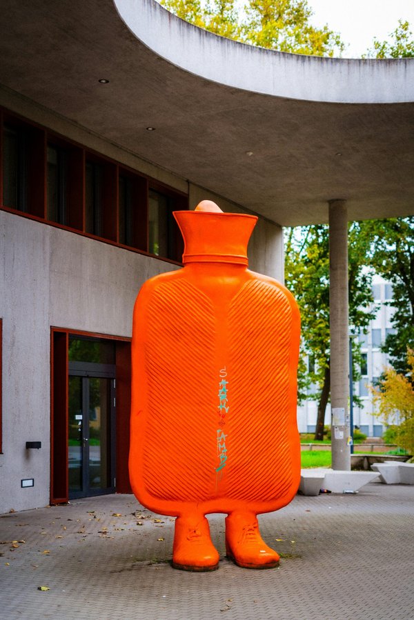 La douce chaleur de la bouillotte longue en peluche chat pour votre bien-être